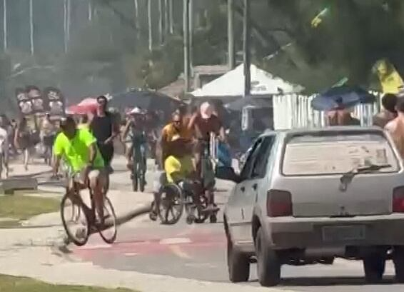 VÍDEO: Carro em alta velocidade invade ciclovia e quase atinge pedestres na orla do Rio