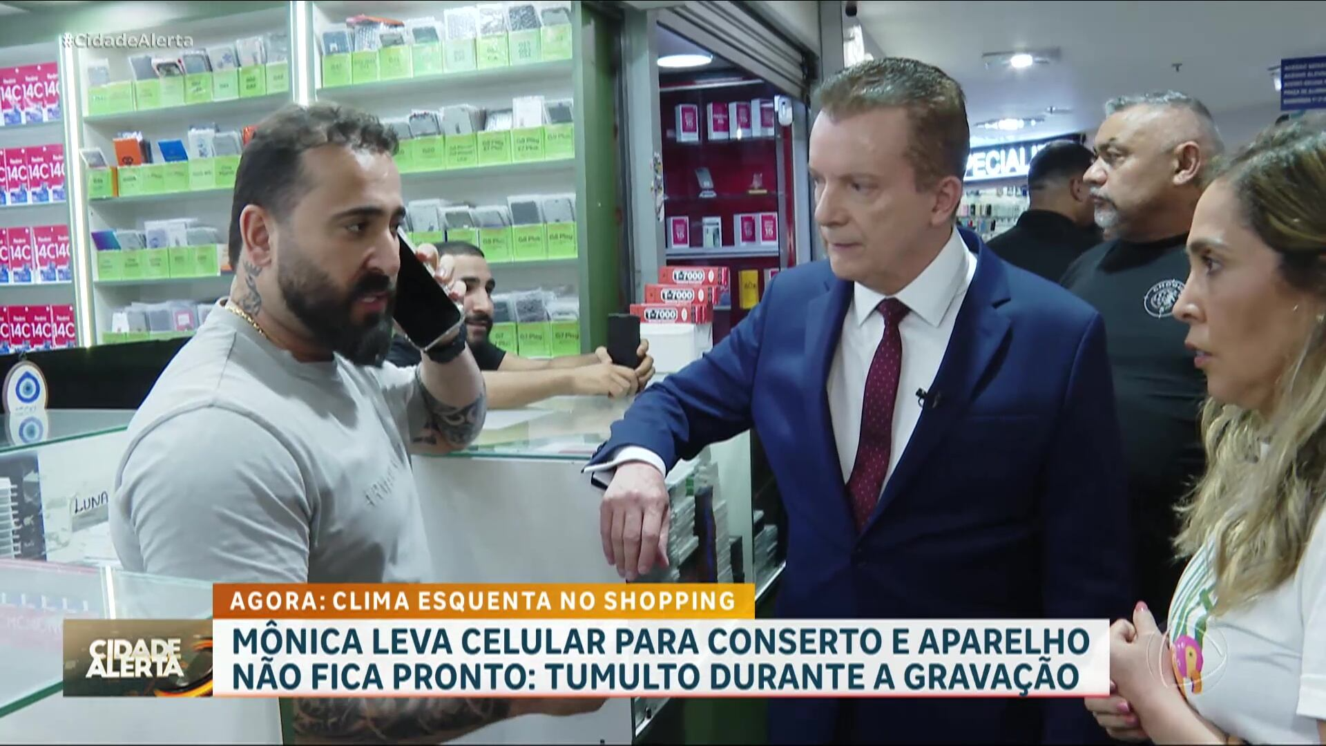 Celular é levado para conserto e não fica pronto; tumulto acontece durante a gravação