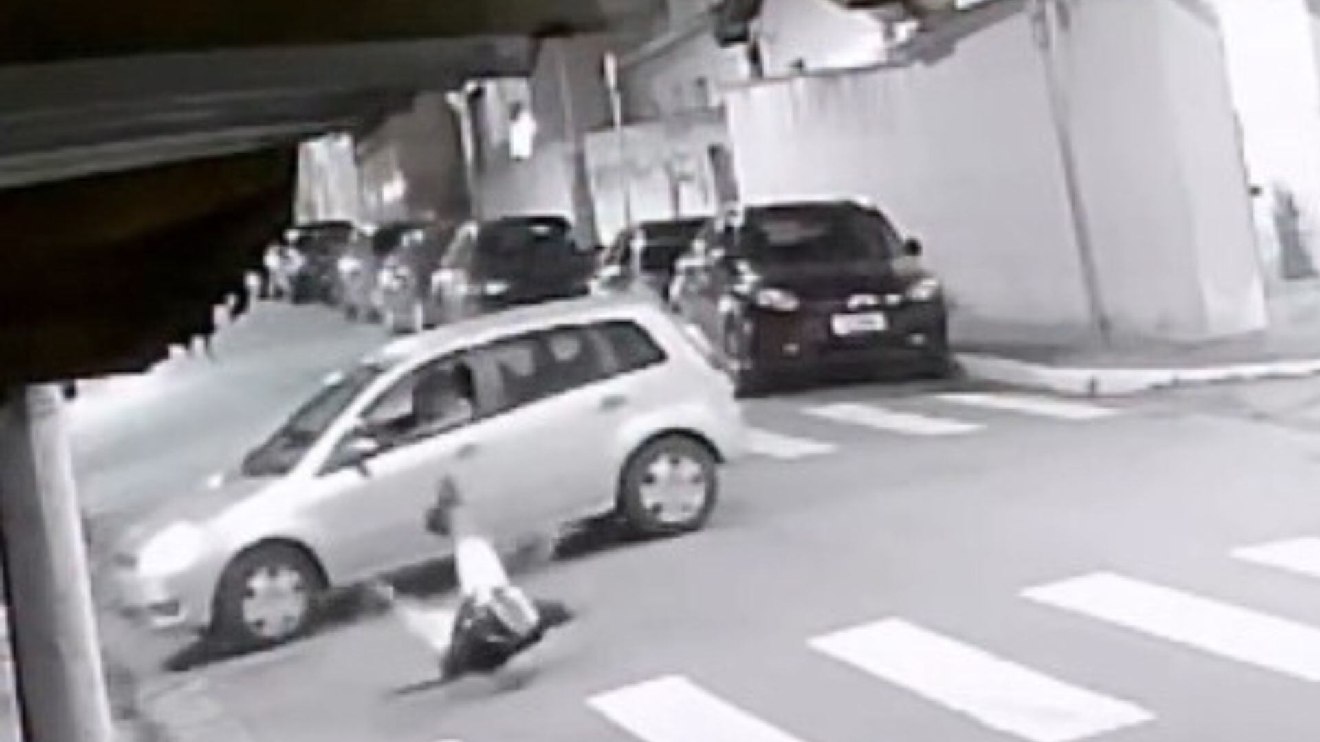 Homem em moto é arremessado por cima de carro em São Paulo