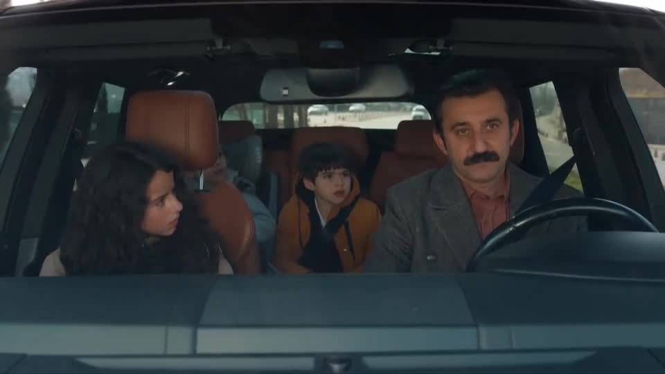 Reha tenta colocar os filhos contra Karsu e Lale descobre o disfarce de Atilla | Coração de Mãe