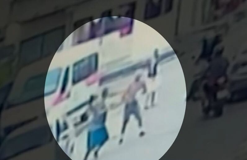 Homem é esfaqueado por vizinho e quase tem coração atingido durante briga por terreno no RJ