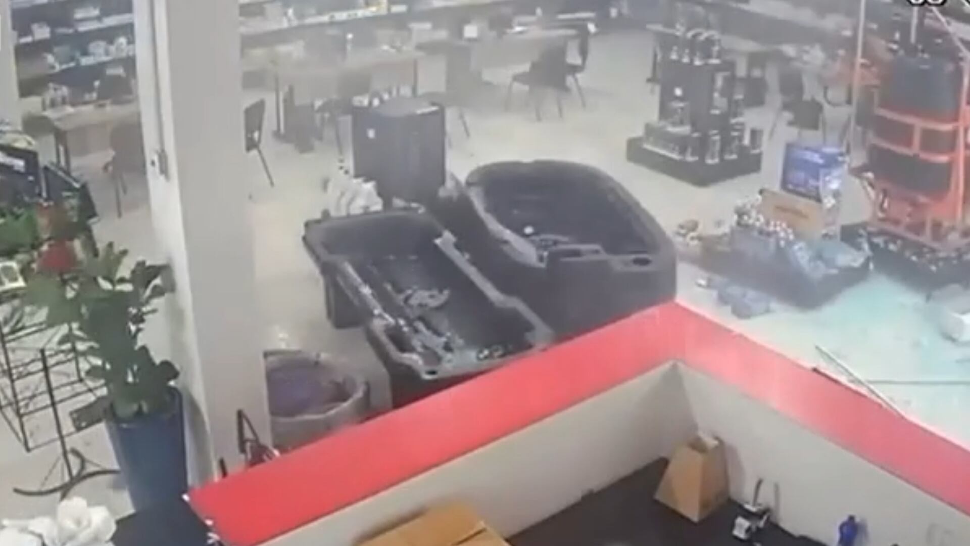 Vendaval estoura vidros, arrasta móveis e dispara alarme de loja em Campo Grande (MS)