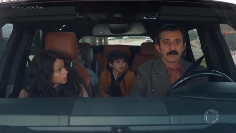 Reha tenta colocar os filhos contra Karsu e Atilla: 'Eles são amantes' | Coração de Mãe