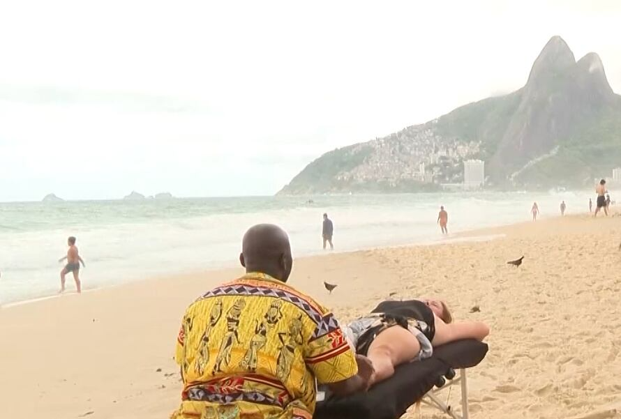 Dos trens às praias, massoterapeuta faz sucesso no Rio