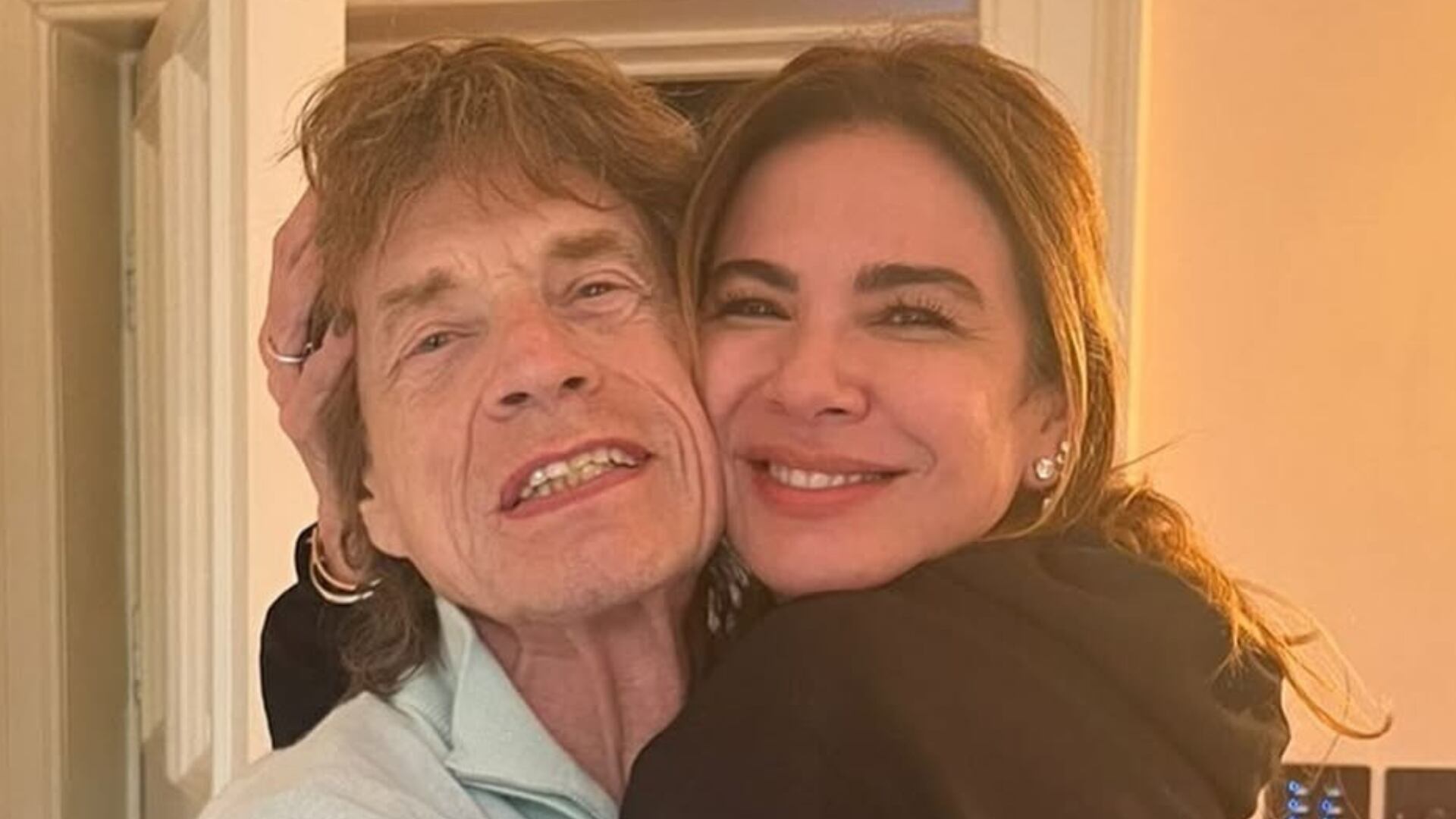 Luciana Gimenez rebate críticas após ser acusada de depender de 'marido rico'