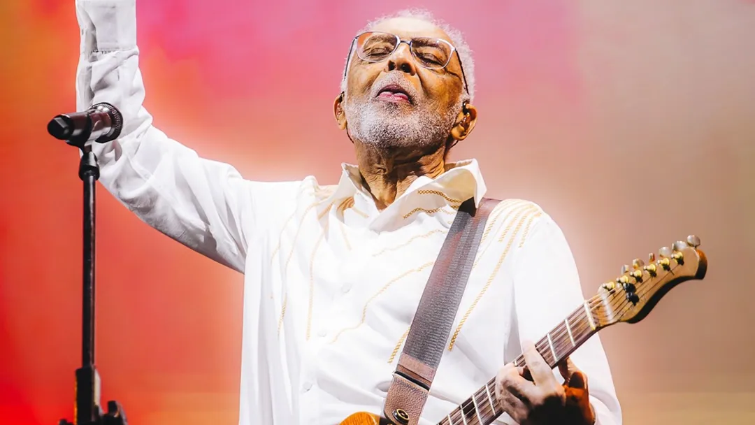Gilberto Gil impressiona com grande energia aos 83 anos durante show em Paris