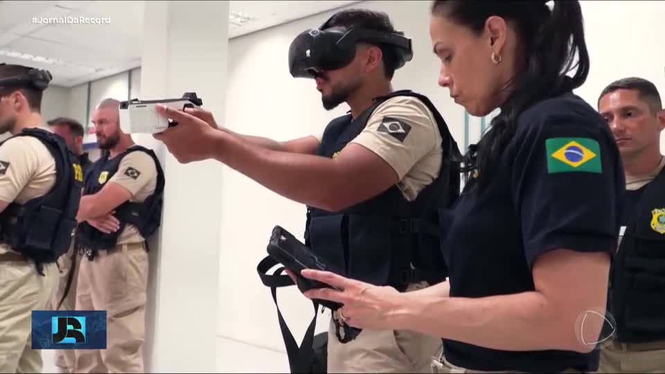 Agentes da PRF participam de treinamentos com simulador virtual e arma de choque