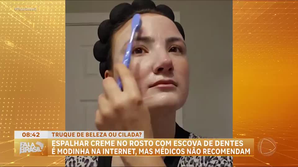 Espalhar creme no rosto com escova de dentes virou modinha, mas médicos alertam sobre riscos