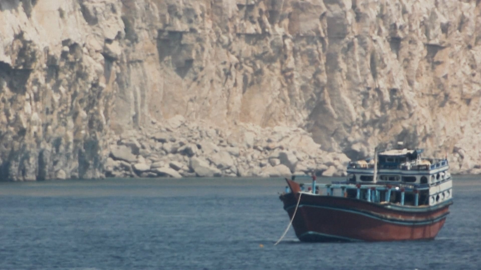 Após anúncio de cessar-fogo, dezenas de embarcações voltam ao estreito de Ormuz