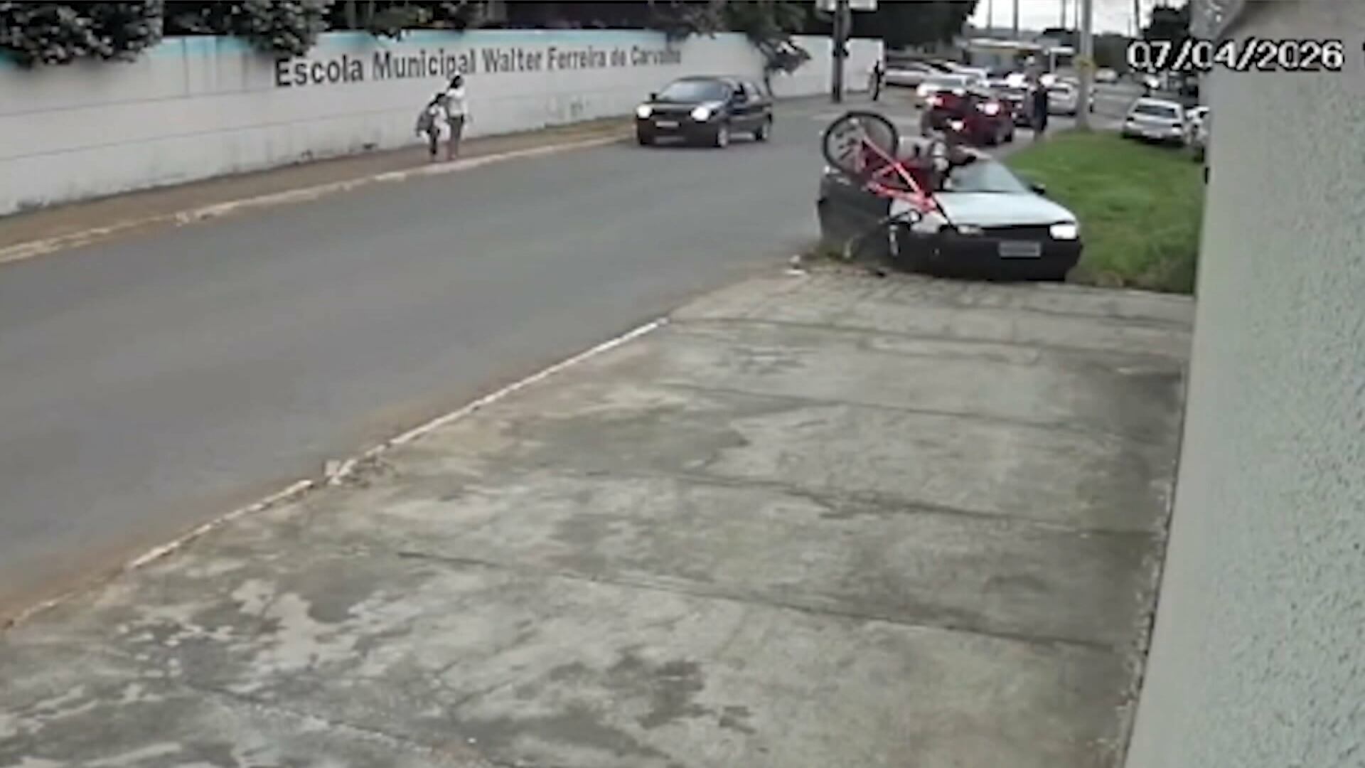 Motorista sofre mal súbito, atropela ciclista e morre dentro do carro