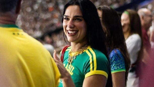 Vídeo inédito mostra Dua Lipa sambando em boteco de São Paulo