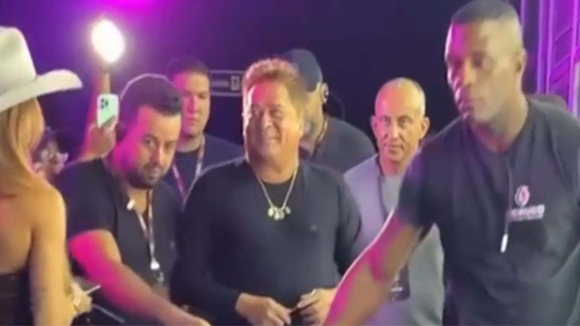 Leonardo dá resposta atravessada e diverte nos bastidores de show