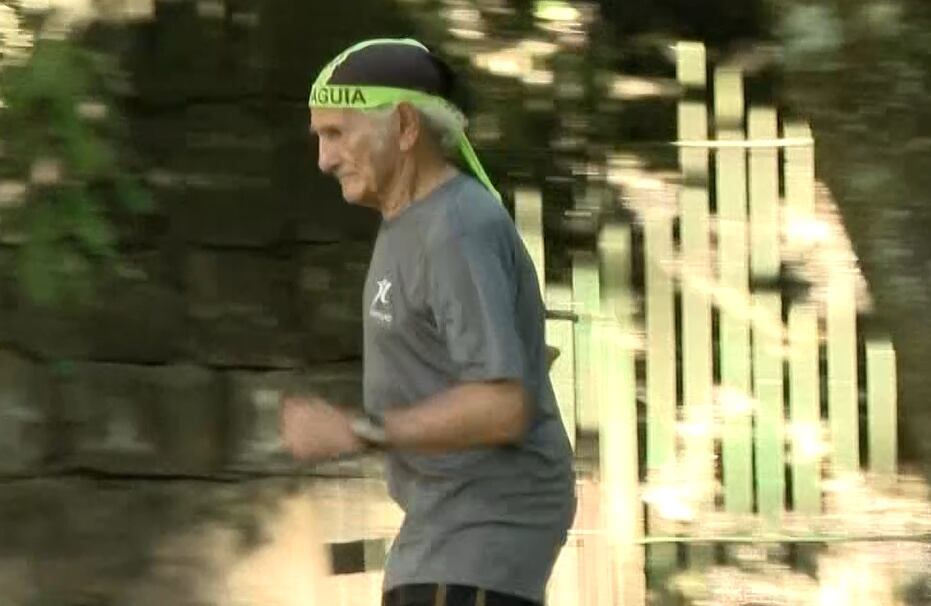 Conheça Chico Águia, idoso de 85 anos que corre maratonas descalço