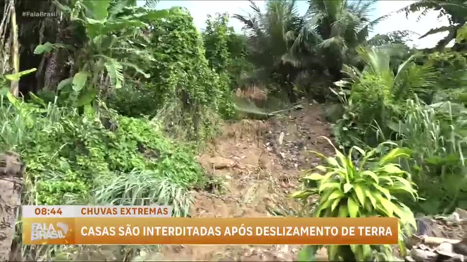 Deslizamento de terra atinge casas em Olinda (PE) após chuvas intensas