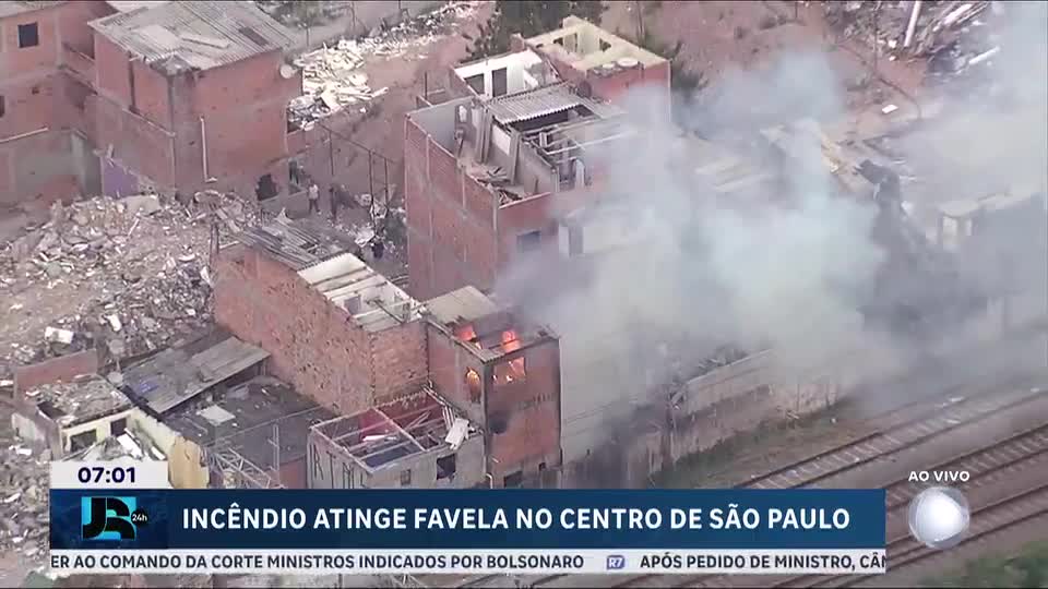 Incêndio atinge favela no centro de São Paulo