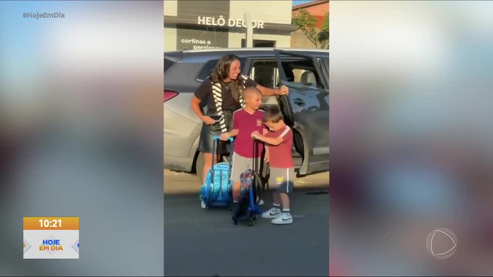 Menino com leucemia emociona ao ser recebido por colegas após voltar à escola