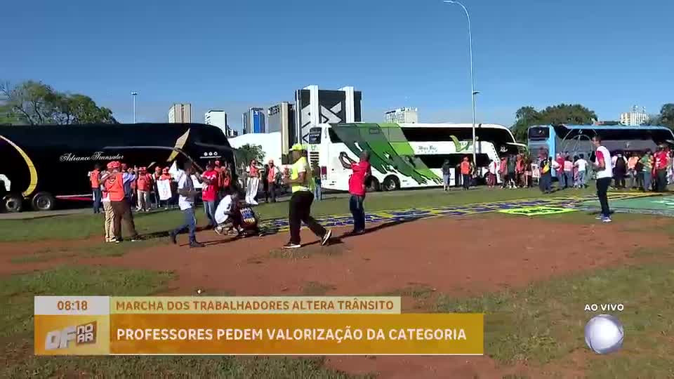 Marcha dos Trabalhadores interdita vias em Brasília
