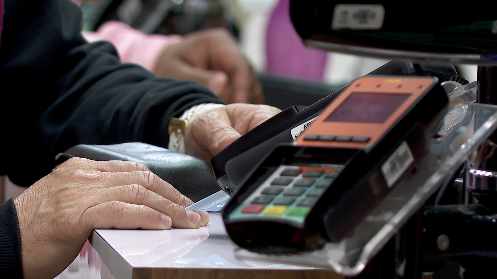 72% dos brasileiros dizem ter dívidas para pagar