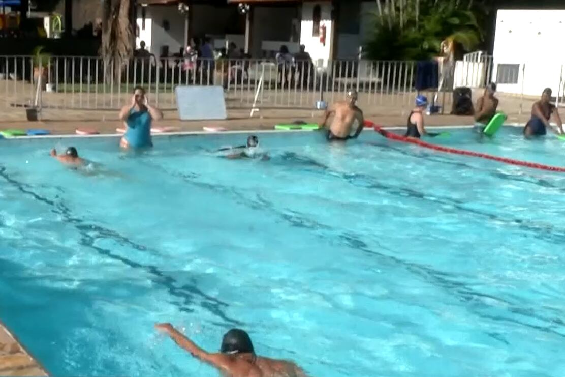 Secretaria Municipal de Esporte oferece aulas gratuitas de natação em Teresópolis (RJ)
