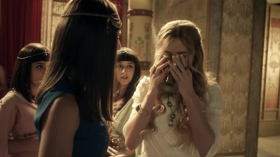 Princesa Nebset oferece uma bebida misteriosa a Abisague | Reis