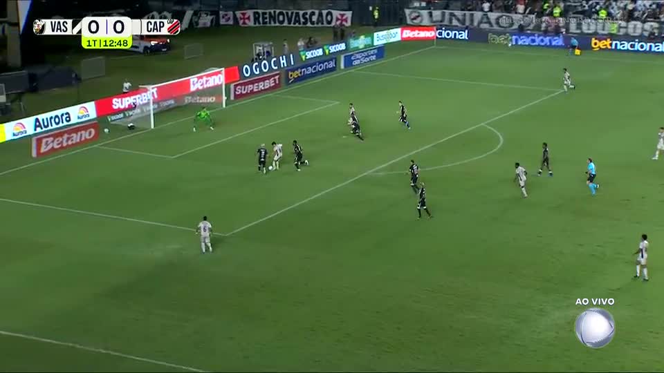 Léo Jardim faz defesaça e salva o Vasco em jogada individual de João Cruz