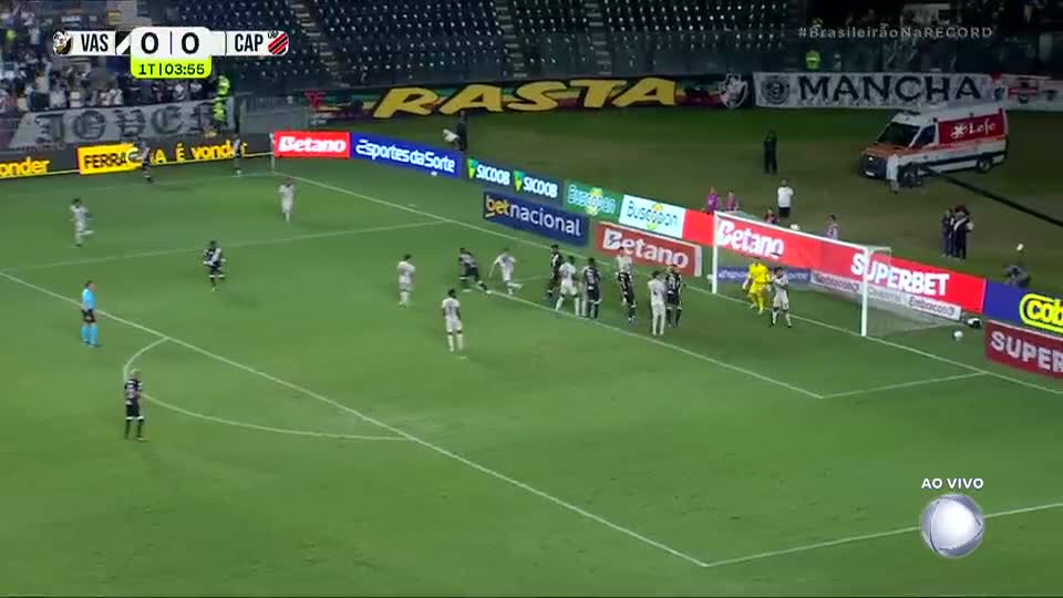 Carlos Cuesta dá cabeçada perfeita e acerta a trave do Athletico-PR