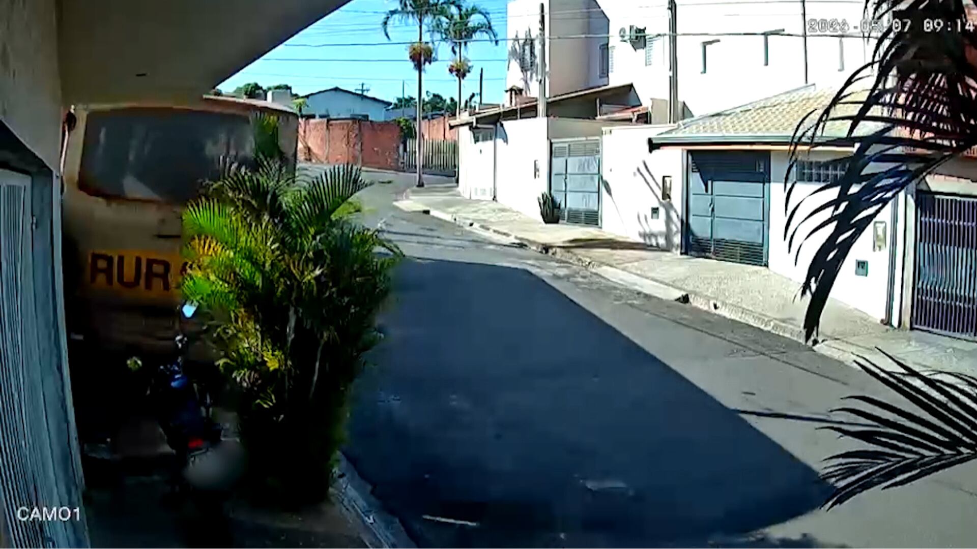 Vídeo: ônibus desgovernado destrói muro de casa no interior de SP