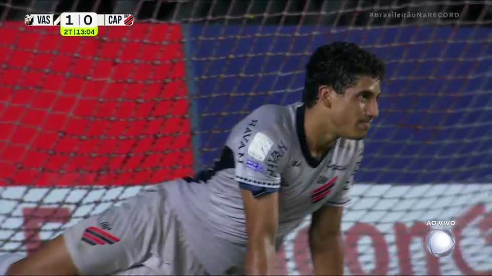 João Cruz erra a passada e perde gol sem goleiro para o Athletico-PR