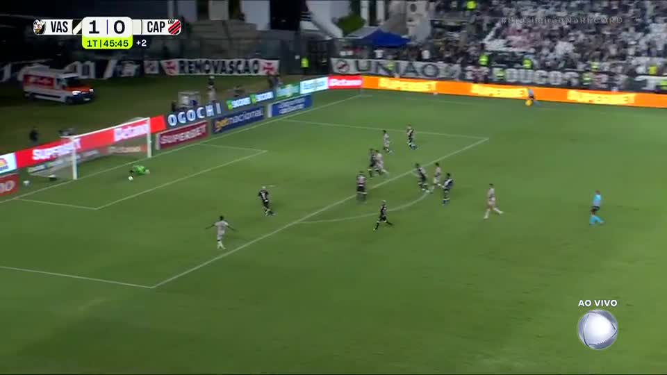 Léo Jardim faz duas defesas providenciais e segura vantagem do Vasco no primeiro tempo