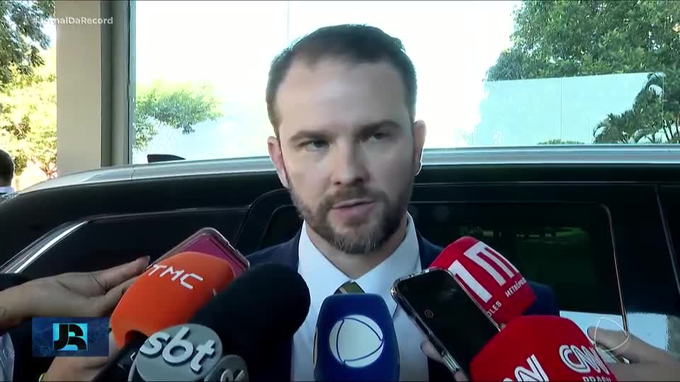 Dario Durigan diz que a Petrobras deve reavaliar preços dos combustíveis por guerra no Oriente Médio