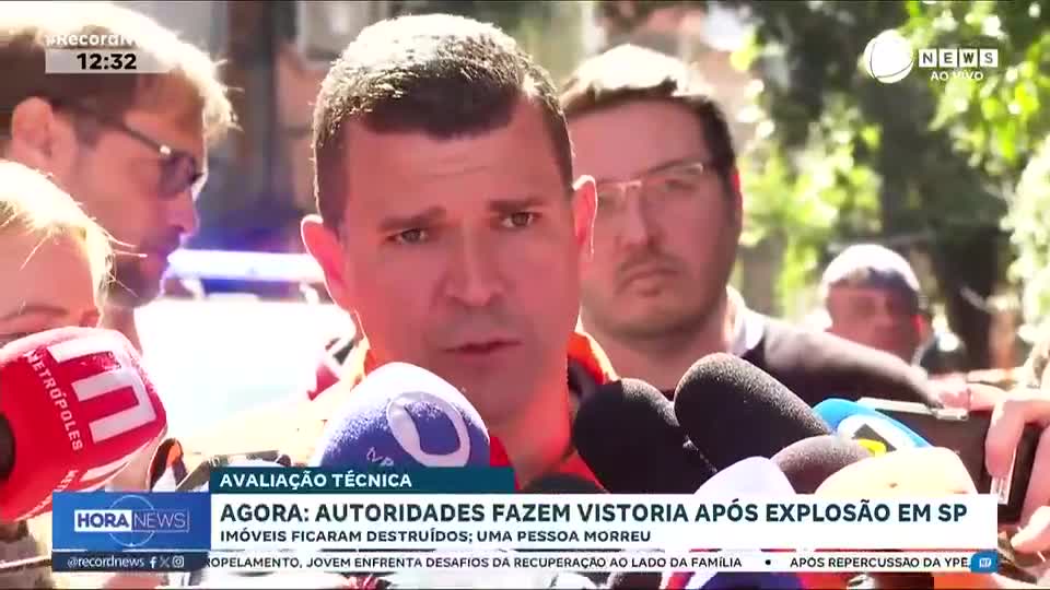 Autoridades fazem vistoria após explosão em SP