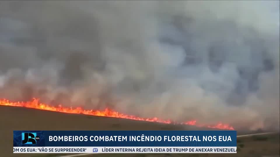 Bombeiros combatem incêndio florestal em parque na Flórida, nos EUA