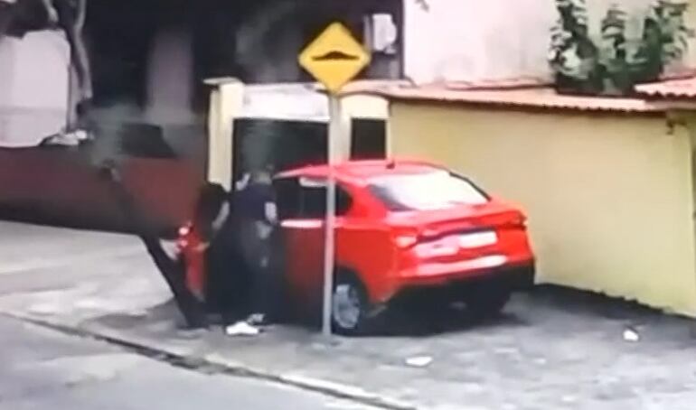 VÍDEO: Bandido furta carro de mulher na porta de sua faculdade em Realengo, no Rio
