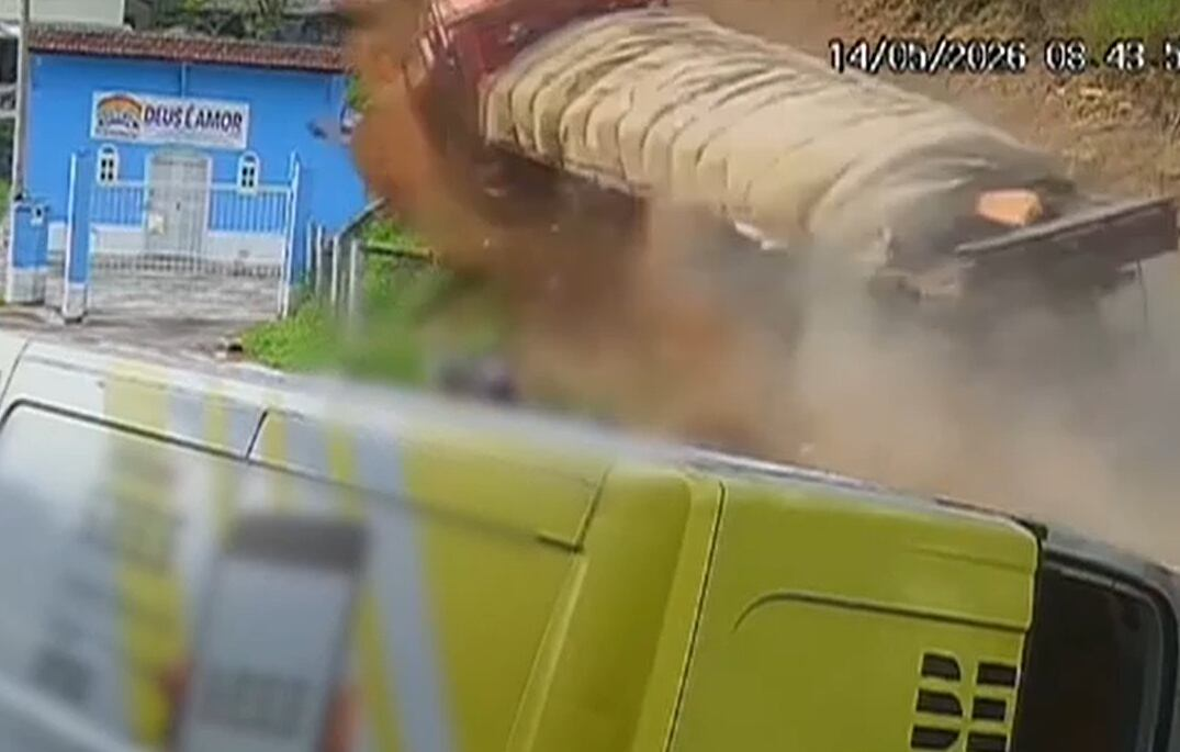 Caminhão 'voa' e atinge carro e pedestres no RJ; acidente deixa 3 mortos e 5 feridos