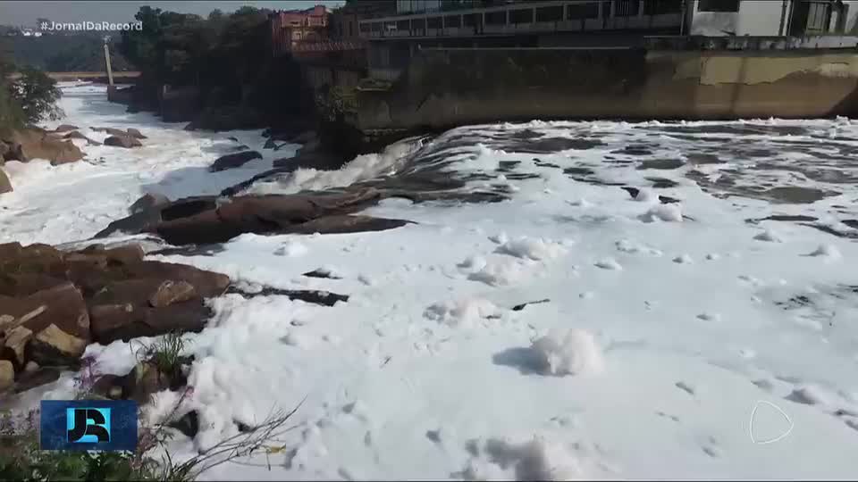 Rio Tietê amanhece coberto por espuma branca na cidade de Salto, no interior de SP