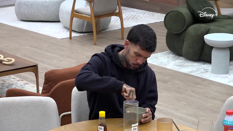 Luís acorda pensativo e toma café da manhã sozinho | Casa do Patrão