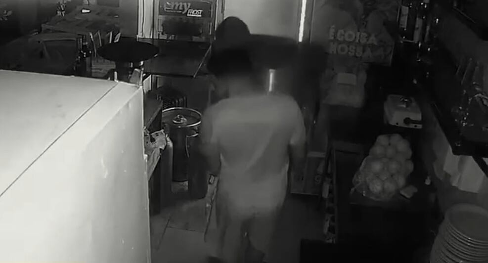VÍDEO: Criminosos invadem restaurante e furtam carnes e barril de chope na Freguesia