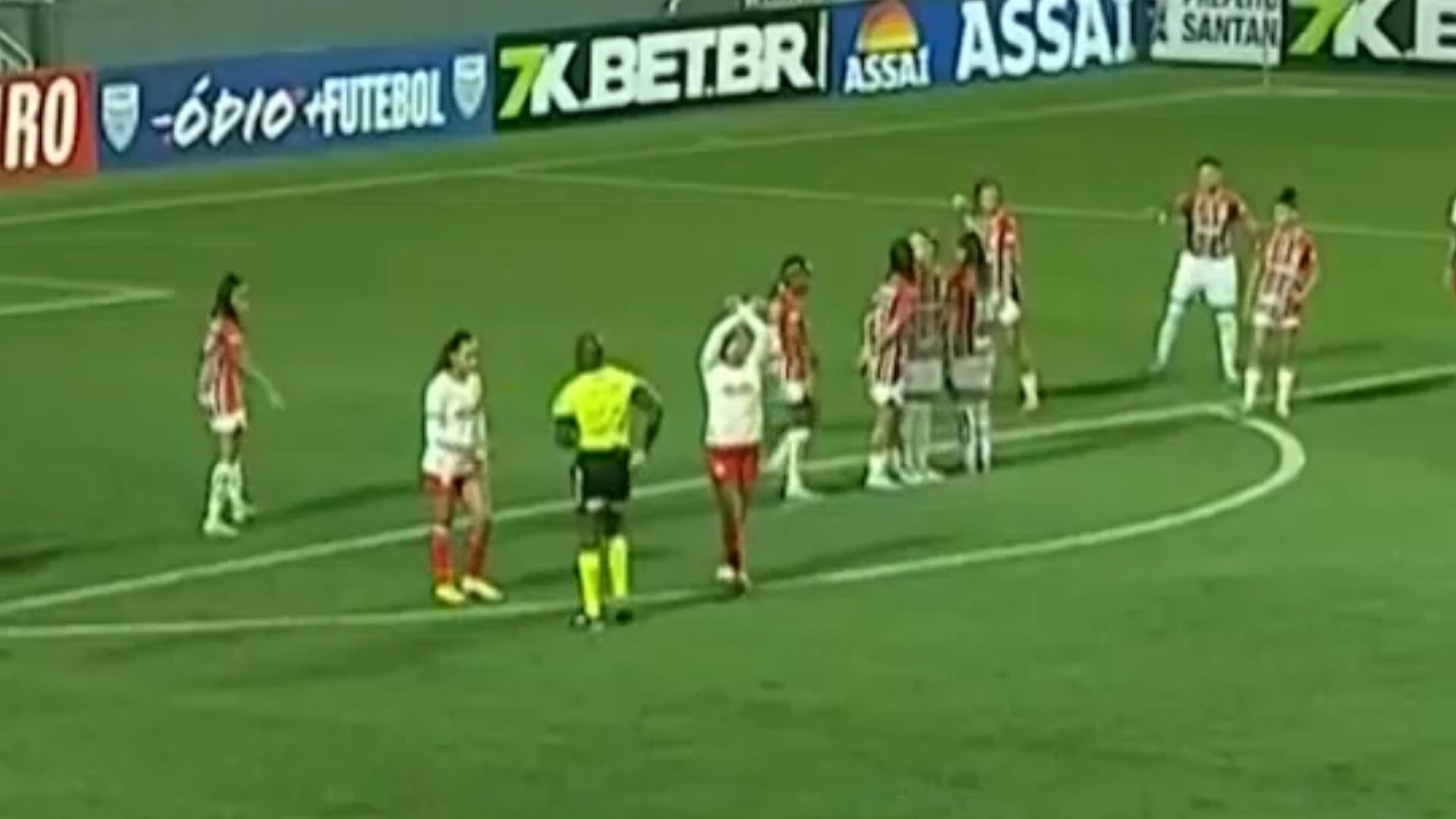 Jogadora relata caso de machismo de árbitro no Paulistão Feminino: 'Na hora certa vou te pegar'