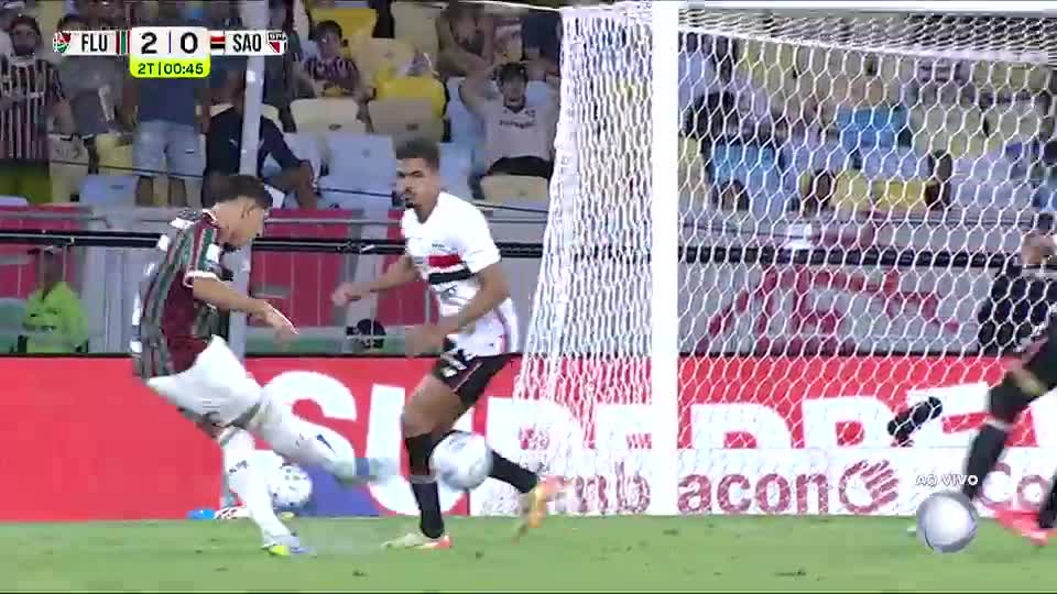 Savarino bate colocado e bola passa raspando a trave do São Paulo