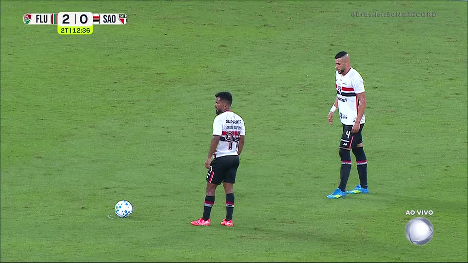 Dória testa Fábio em cobrança de falta para o São Paulo, mas goleiro defende sem se jogar