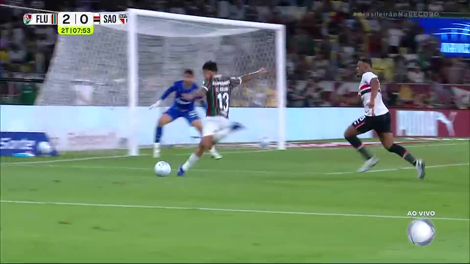 Acosta serve Arana com maestria e lateral dá chute perigosíssimo