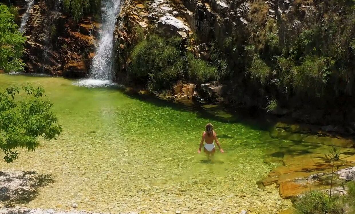Paula Varejão mergulha nas águas cristalinas de Capitólio (MG)