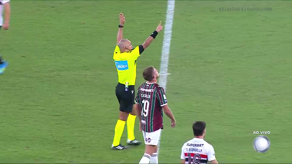Não valeu! Castillo, impedido, 'tira' gol de Soteldo, o terceiro do Fluminense