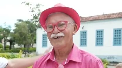 Homem viraliza por adotar estilo de vida completamente rosa