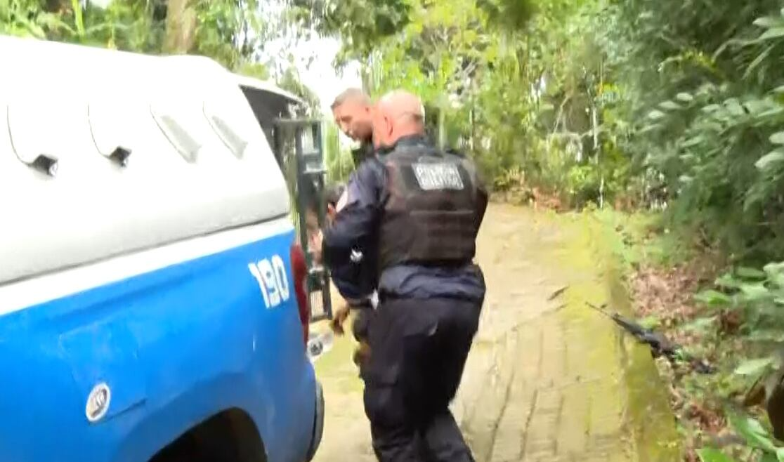 Prisão de suspeitos em área de mata após troca de tiros com PMs é flagrada ao vivo no Rio