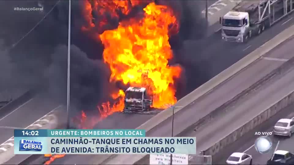 Caminhão-tanque pega fogo na avenida Brasil e bloqueia trânsito no Rio de Janeiro