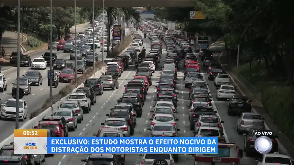 Uso de celular ao volante aumenta risco de acidentes no Brasil