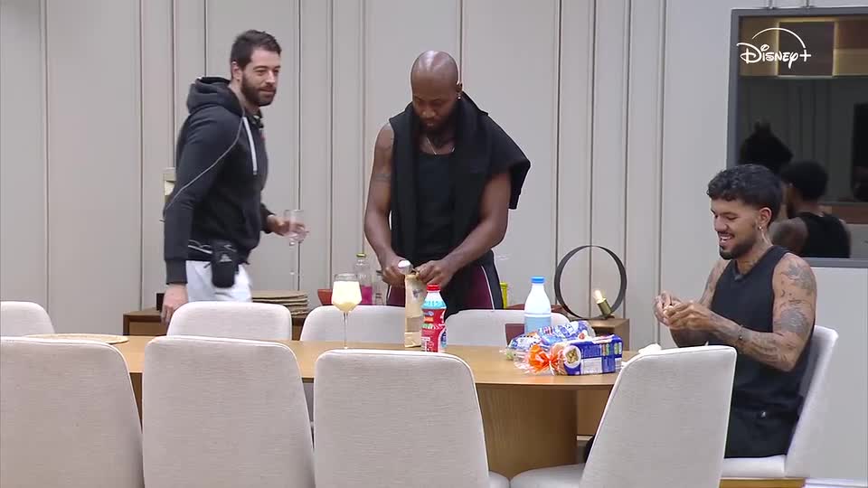 Vini, Jackson e Luis fazem lanche antes da festa desta quarta (20) | Casa do Patrão