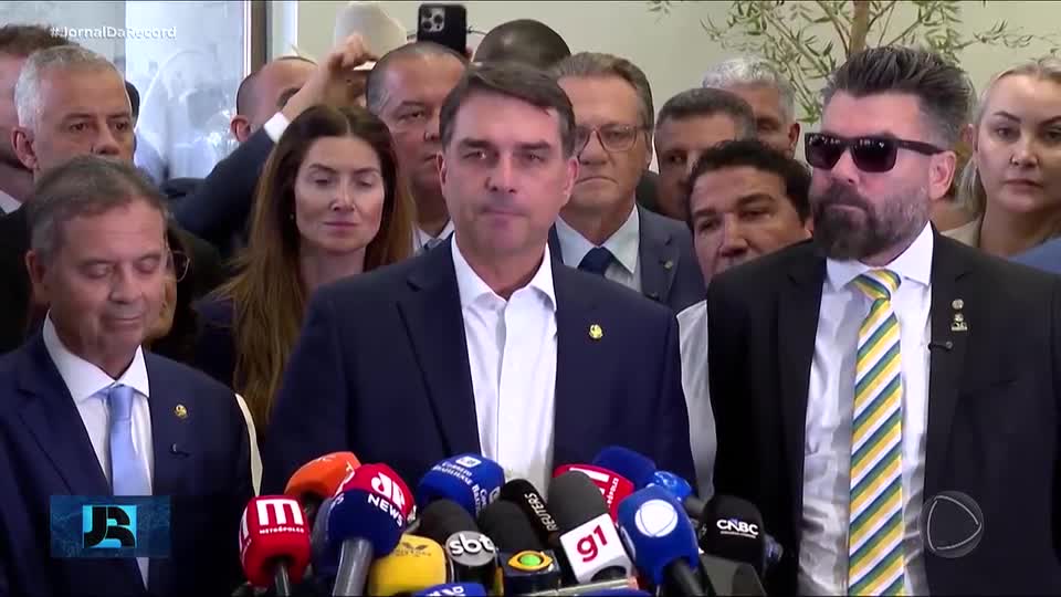 Flávio Bolsonaro confirma que se reuniu com Vorcaro quando o banqueiro já cumpria prisão domiciliar