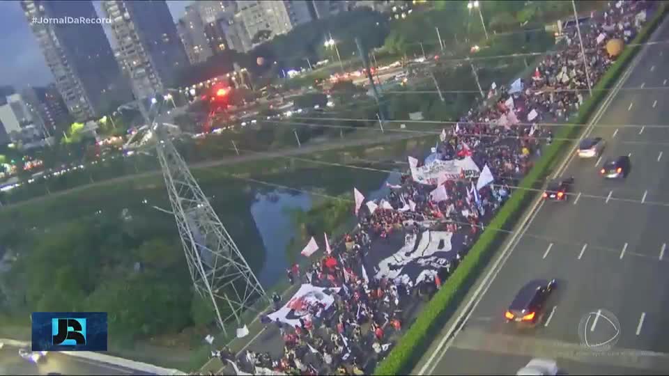 Manifestação de estudantes e servidores de universidades estaduais bloqueia avenidas em SP